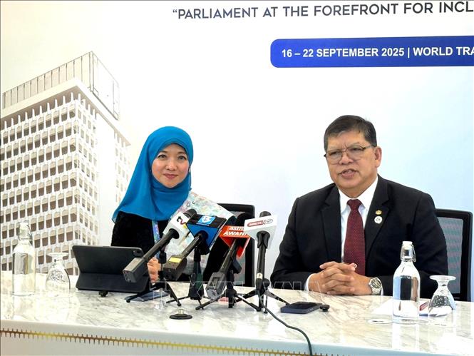 Chủ tịch Hạ viện Malaysia Johari bin Abdul - Chủ tịch AIPA-46 (phải) phát biểu tại buổi họp báo. Ảnh: TTXVN phát