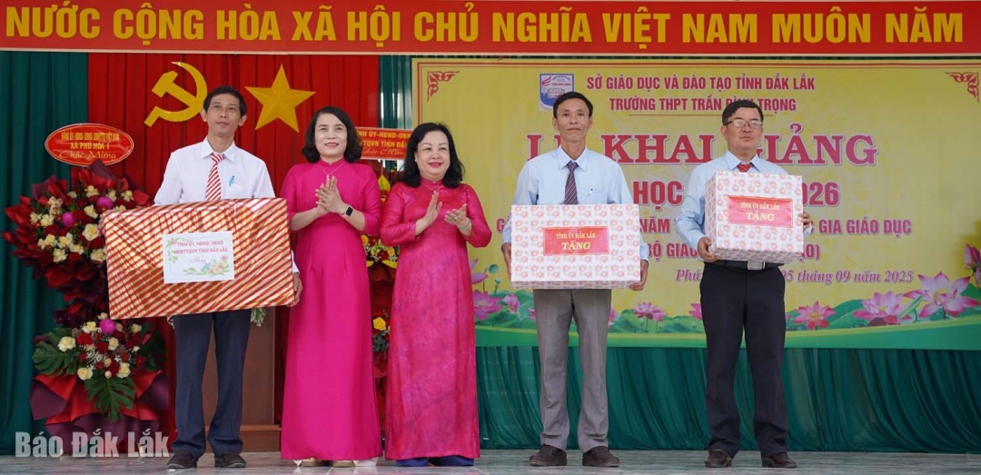 Phó Bí thư thường trực Tỉnh ủy, Chủ tịch HĐND tỉnh Cao Thị Hòa An trao bộ máy vi tính cho Trường THPT Trần Bình Trọng (xã Phú Hòa 1) tại lễ khai giảng năm học 2025-2026. Ảnh: Tuyết Hương