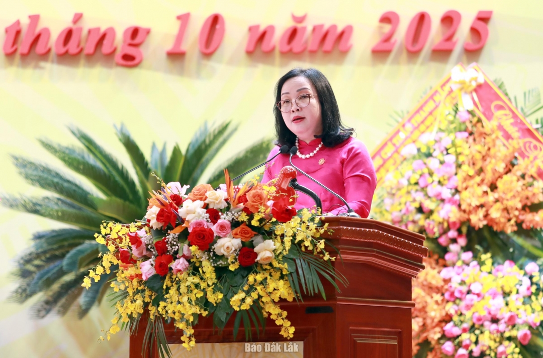 Đồng chí Cao Thị Hòa An, Phó Bí thư Thường trực Tỉnh ủy, Chủ tịch HĐND tỉnh thay mặt Đoàn Chủ tịch trình bày tóm tắt Báo cáo kiểm điểm sự lãnh đạo, chỉ đạo của Ban Chấp hành Đảng bộ tỉnh nhiệm kỳ 2020 - 2025. Ảnh: Nguyễn Hùng