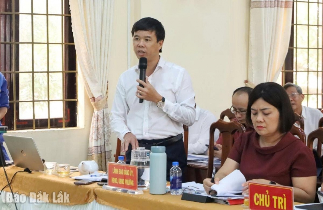 Phó Bí thư Đảng ủy, Chủ tịch UBND phường Buôn Hồ Nguyễn Ngọc Hùng giải đáp một số nội dung cử tri quan tâm.