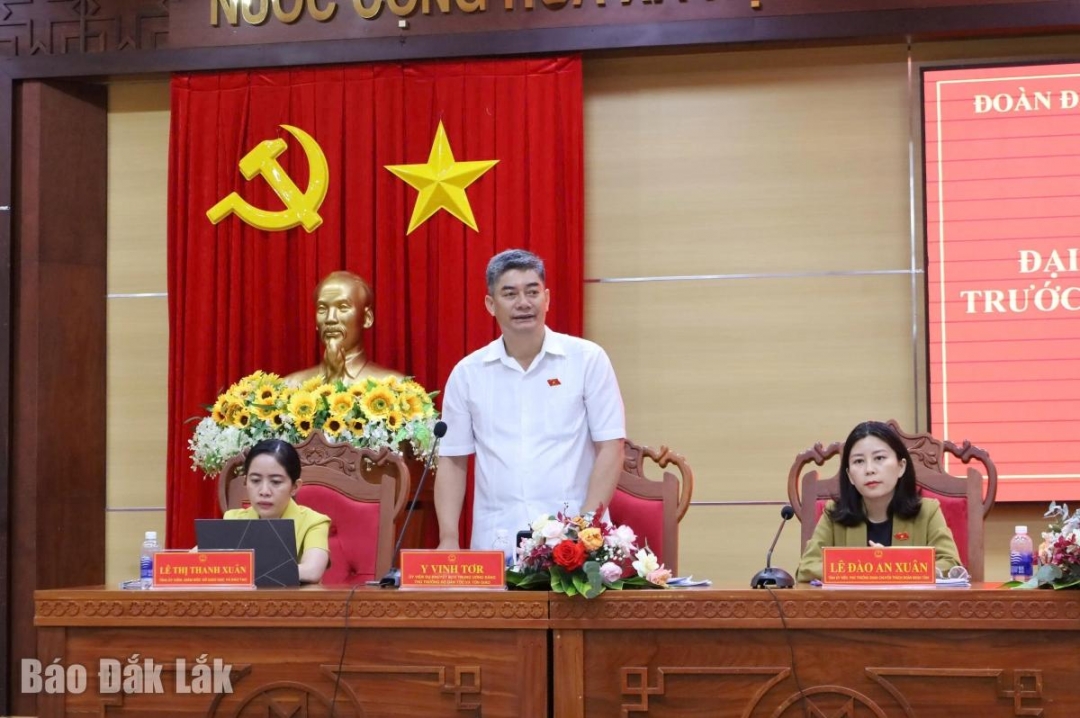 Thứ trưởng Bộ Dân tộc và Tôn giáo Y Vinh Tơr thông tin và lưu ý một số vấn đề cử tri quan tâm.