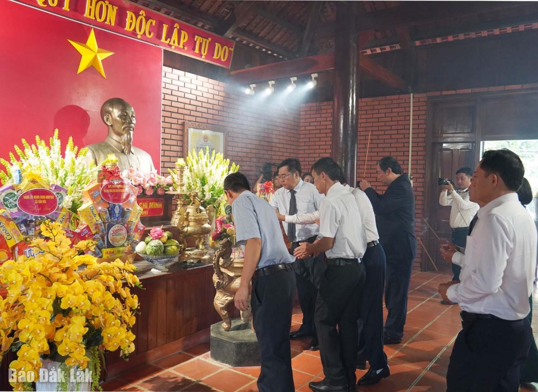 Người dân dâng hương tưởng niệm Bác.