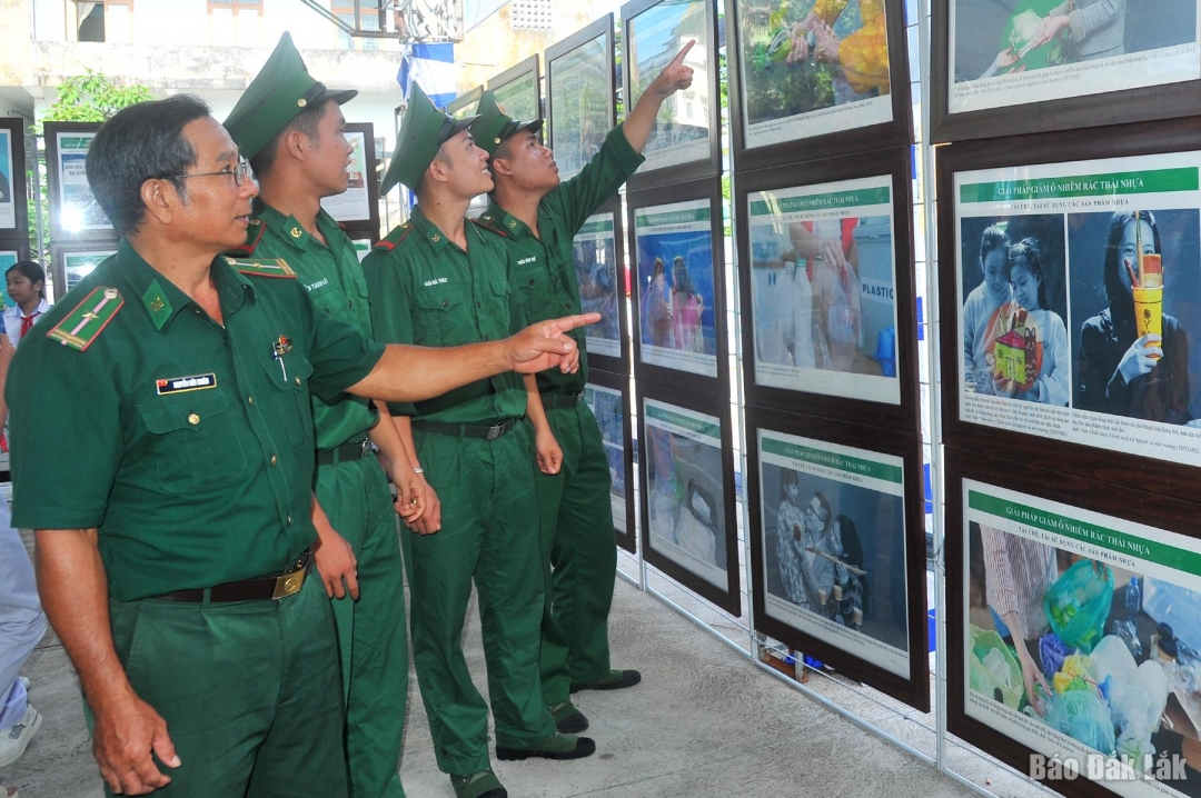 Cán bộ, chiến sĩ biên phòng xem trưng bày hình ảnh, tư liệu tuyên truyền phòng, chống rác thải nhựa.