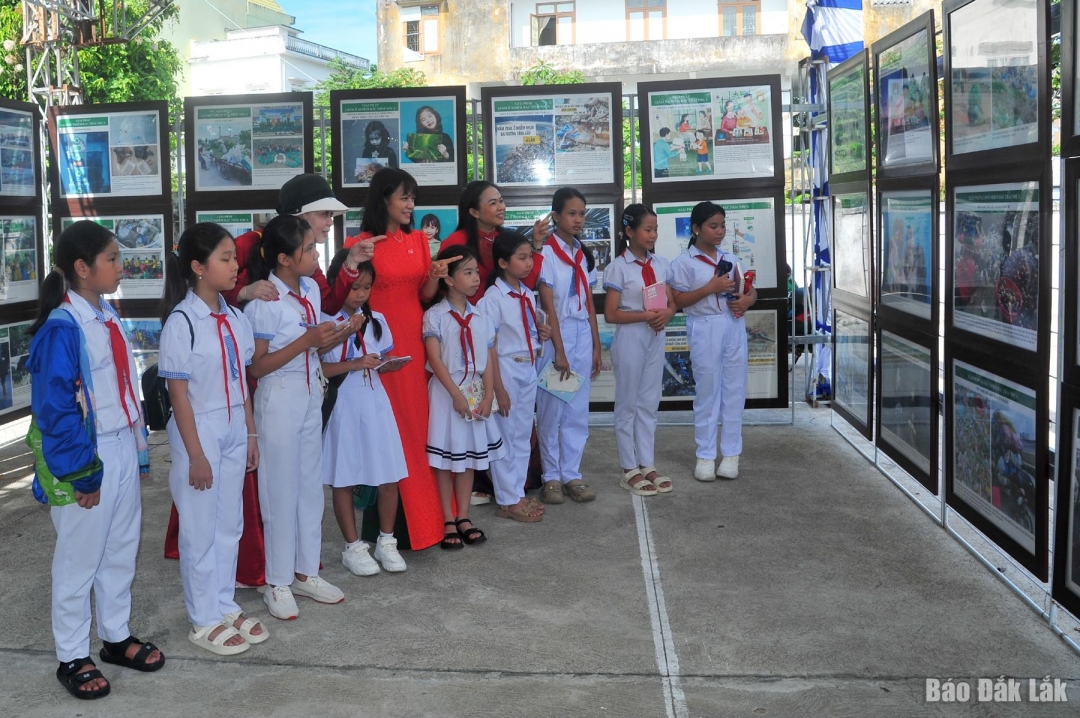 Giáo viên và học sinh ở phường Phú Yên xem trưng bày hình ảnh, tư liệu tuyên truyền phòng, chống rác thải nhựa.