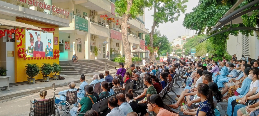 Các bệnh nhân của Bệnh viện Bạch Mai xem trực tiếp Lễ kỷ niệm, diễu binh và diễu hành Quốc khánh 2/9 qua màn hình led. Ảnh: Dương Nguyễn