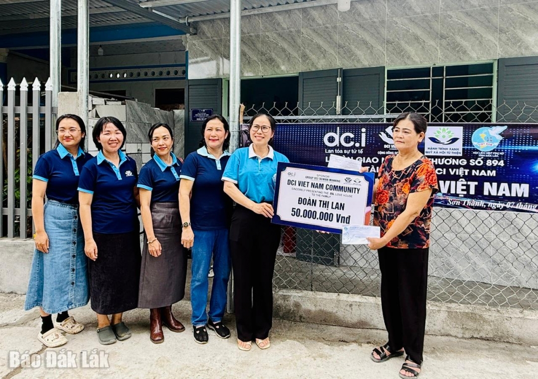 Lãnh đạo Hội Liên hiệp phụ nữ tỉnh và đại diện Quỹ Cộng đồng năng đoàn kim cương Việt Nam trao tiền hỗ trợ cho bà Đoàn Thị Lan.
