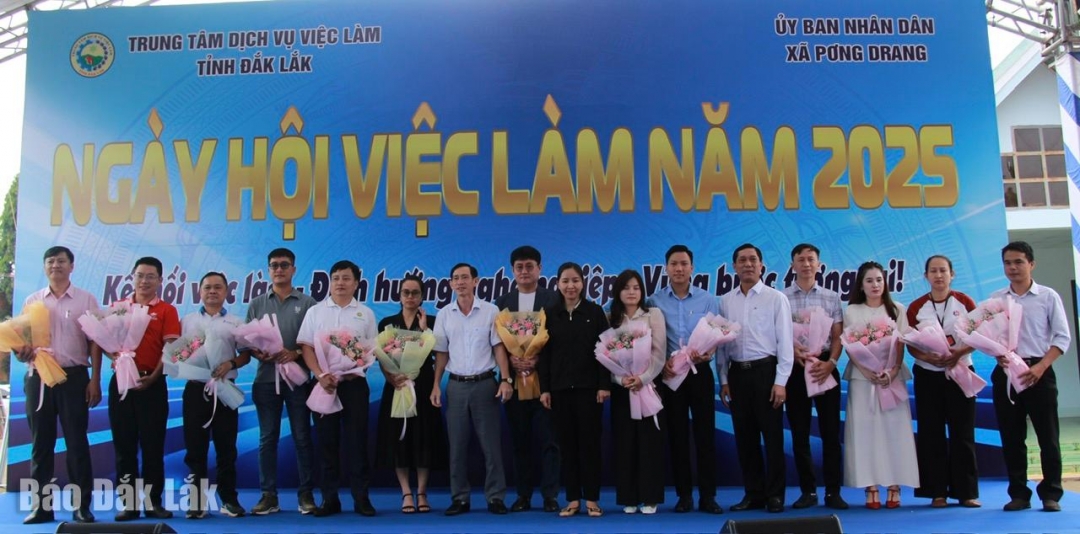 Đồng chí Nguyễn Quang Thuân, Phó Giams đốc sở nội vụ và lãnh đạo địa phương  tặng hoa cho các đơn vị, doanh nghiệp tham gia tuyển dụng tại Ngày hội việc làm.