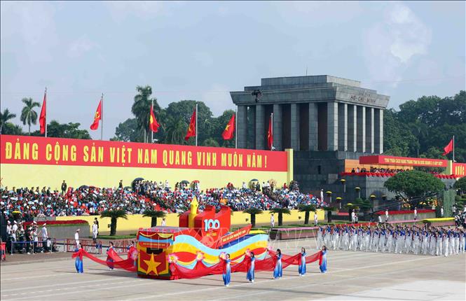 Khối Báo chí cách mạng Việt Nam diễu qua Lễ đài. Ảnh: TTXVN