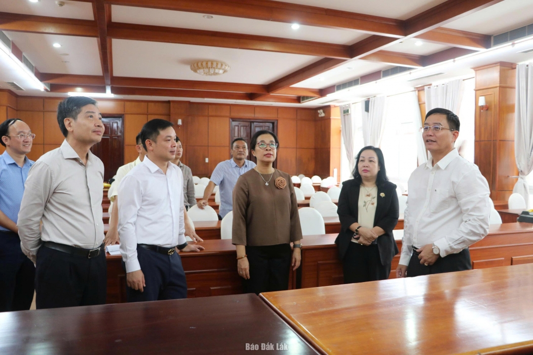 Thường trực Tỉnh ủy kiểm tra công tác khánh tiết tại phòng họp báo thông báo kết quả đại hội.