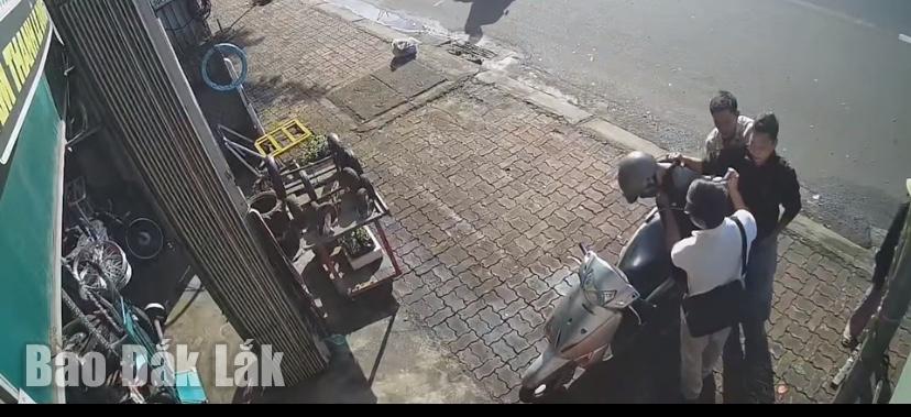 Tổ phòng chống tội phạm (Công an phường Tân Lập) bắt giữu đối tượng Trần Hồ Đỗ Tú khi Tú mang tài sản trộm cắp đi tiêu thụ.