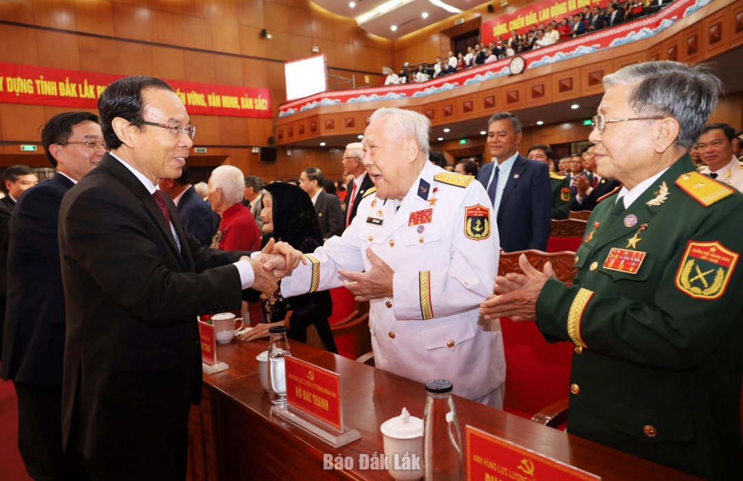 Đồng chí Nguyễn Văn Nên, Ủy viên Bộ Chính trị, Thường trực Tiểu ban Văn kiện Đại hội XIV của Đảng bắt tay Anh hùng lực lượng vũ trang Nhân dân Hồ Đắc Thạnh. Ảnh: Nguyễn Hùng
