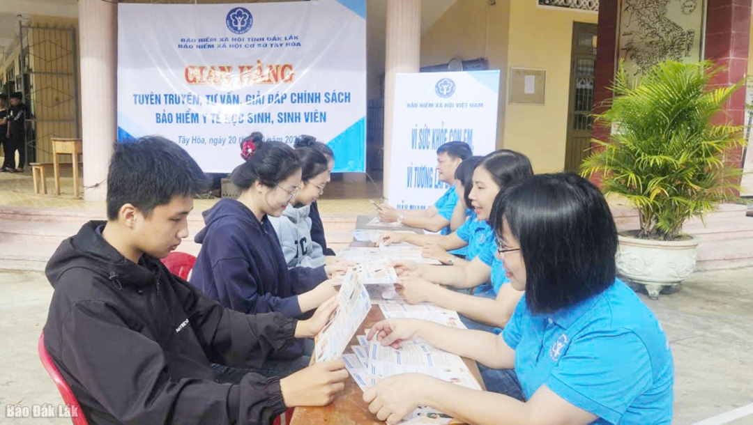 Học sinh tìm hiểu thông tin về chính sách BHYT năm học 2025-2026