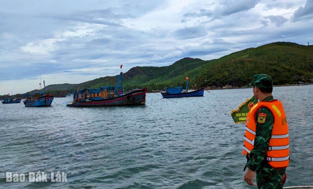 Cán bộ biên phòng kêu gọi ngư dân không ra khơi vào thời điểm nguy hiểm. 