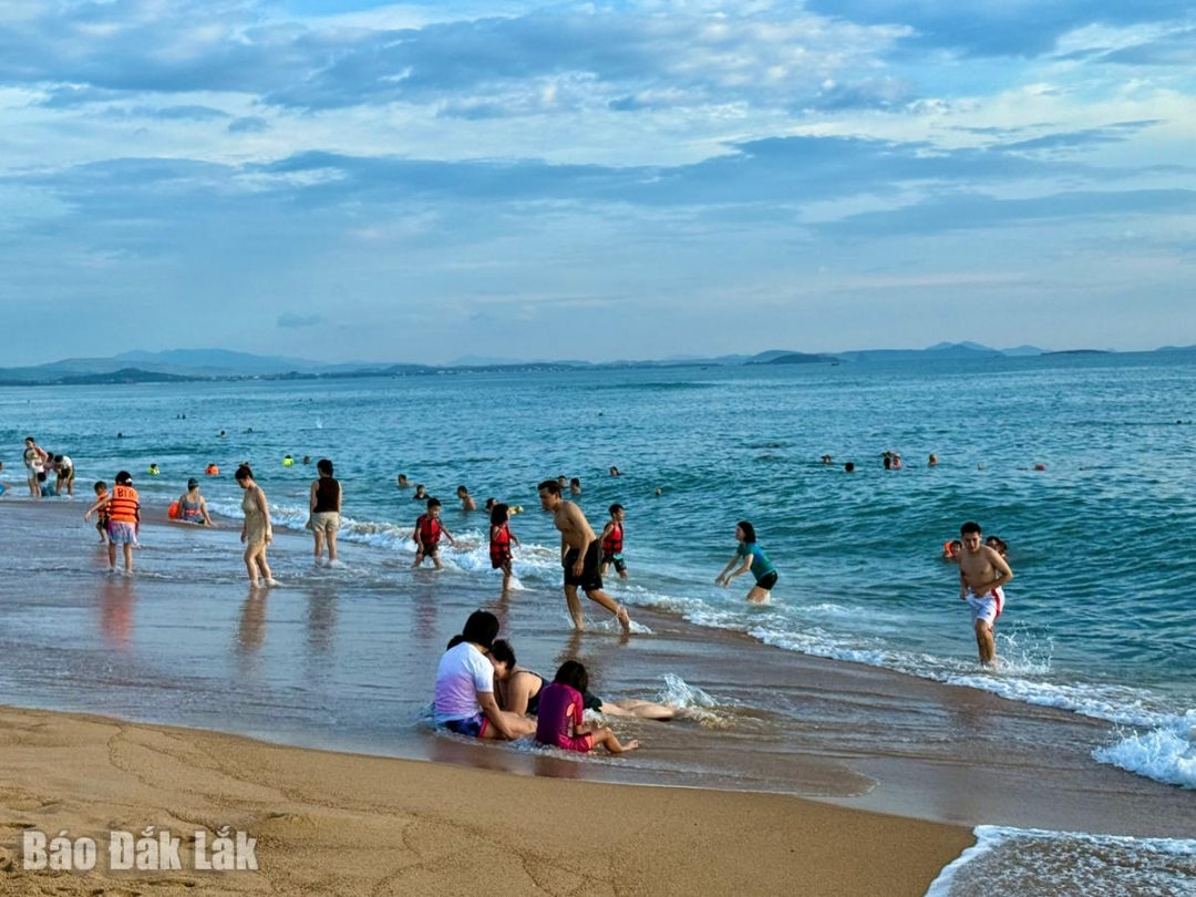 Du khách tắm biển tại bãi biển ở phường Tuy Hòa.