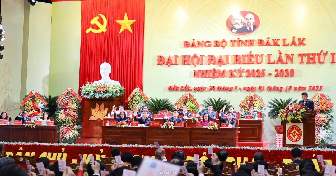 Các đại biểu biểu quyết tại đại hội. Ảnh: Ngọc Thắng