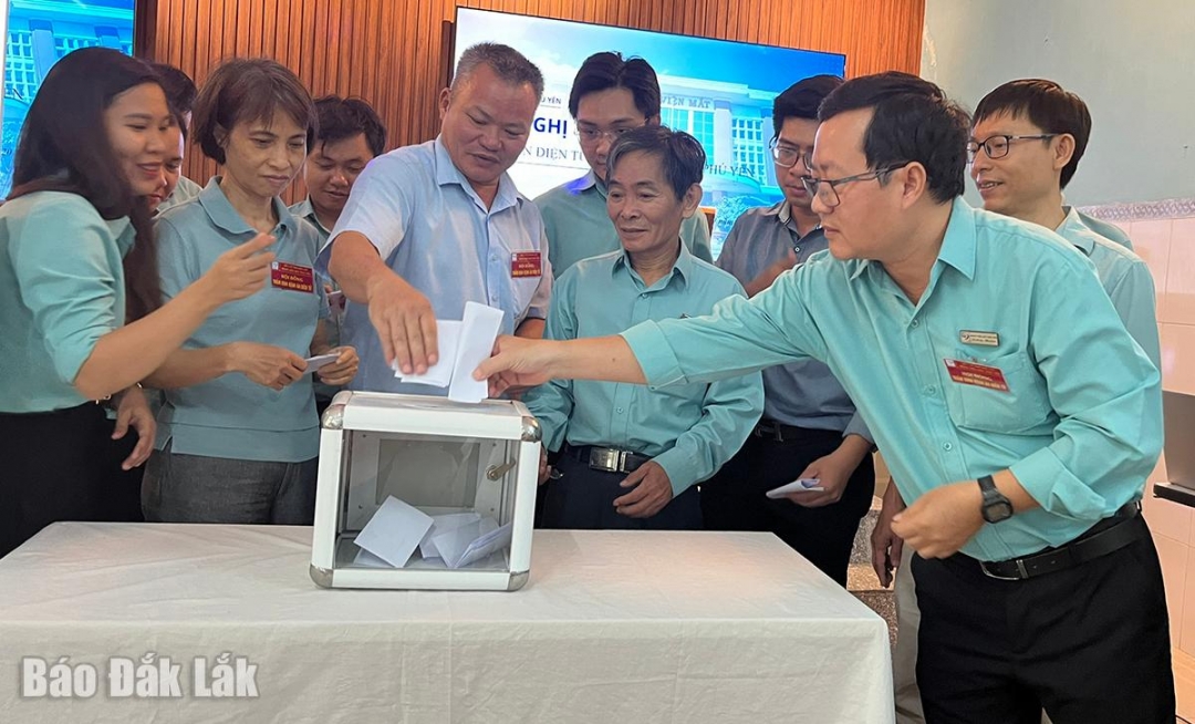 100% thành viên Hội đồng thẩm định bỏ phiếu thông qua bệnh án điện tử tại Bệnh viện Mắt Phú Yên.