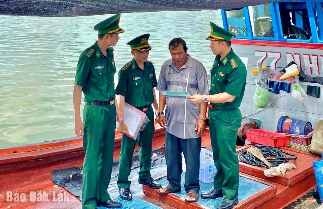 Cán bộ Đồn Biên phòng Tuy Hòa tuyên truyền các quy định chống khai thác hải sản bất hợp pháp cho ngư dân.