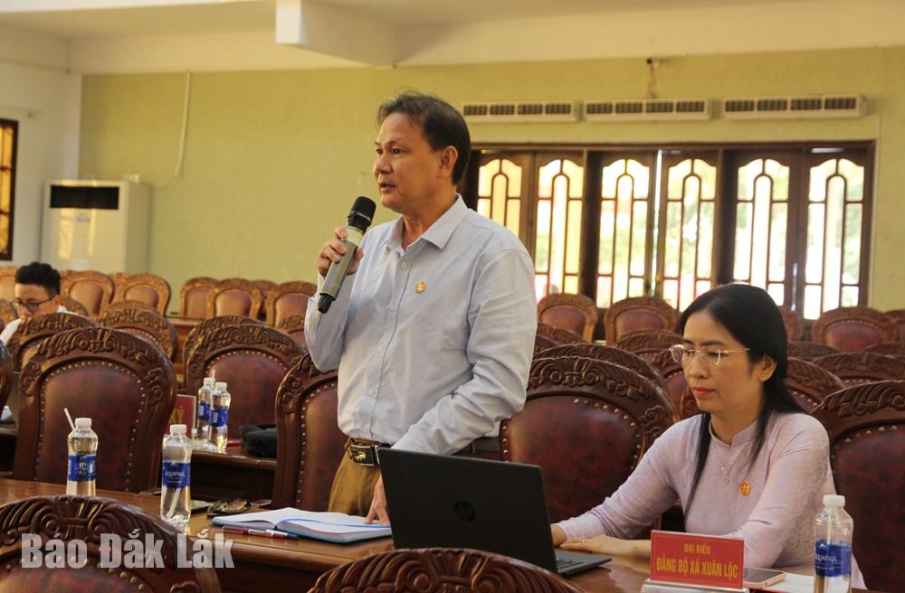 Bí thư Đảng ủy xã Xuân Lộc Trần Xuân Đạt đóng góp ý kiến.