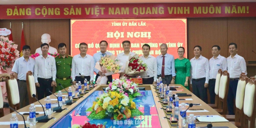 Ban Thường vụ Đảng ủy phường Buôn Ma Thuột tặng hoa chúc mừng đồng chí Từ Thái Giang và đồng chí Trần Phú Hùng.