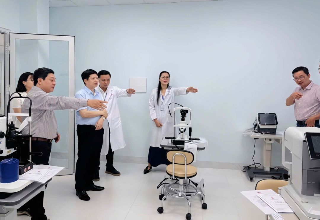 Đoàn thẩm định kiểm tra thực tế tại phòng khám.
