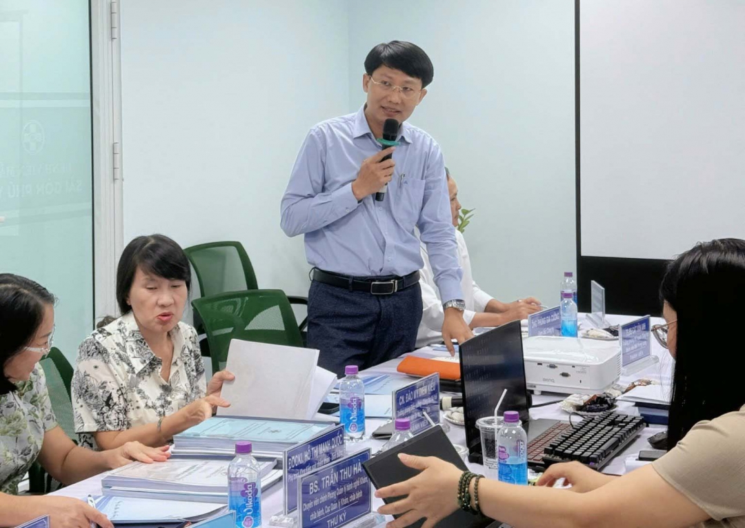 Giám đốc Điều hành Bệnh viện Mắt Sài Gòn Phú Yên ông Phùng Gia Cường báo cáo hồ sơ đề nghị cấp mới Giấy phép hoạt động.
