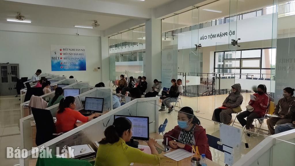 Người lao động đến làm trợ cấp thất nghiệp tại Trung tâm Dịch vụ việc làm Đắk Lắk. 