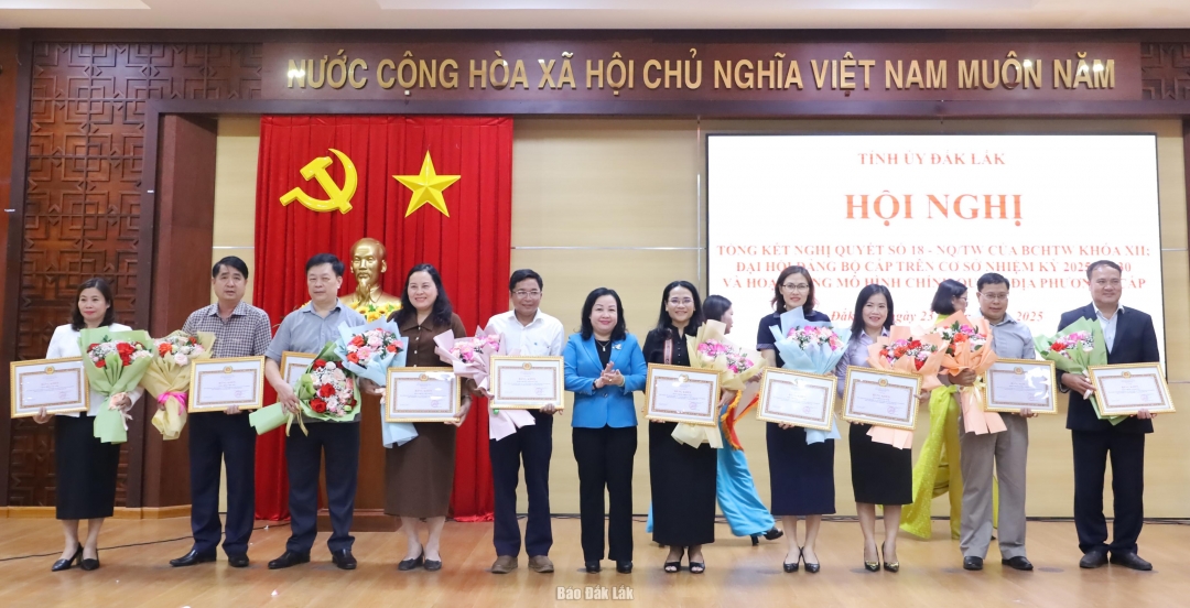 Phó Bí thư Thường trực Tỉnh ủy, Chủ tịch HĐND tỉnh Cao Thị Hòa An trao bằng khen cho các tập thể có thành tích xuất sắc trong công tác chỉ đạo, tham mưu tổ chức thực hiện Nghị quyết số 18-NQ/TW.