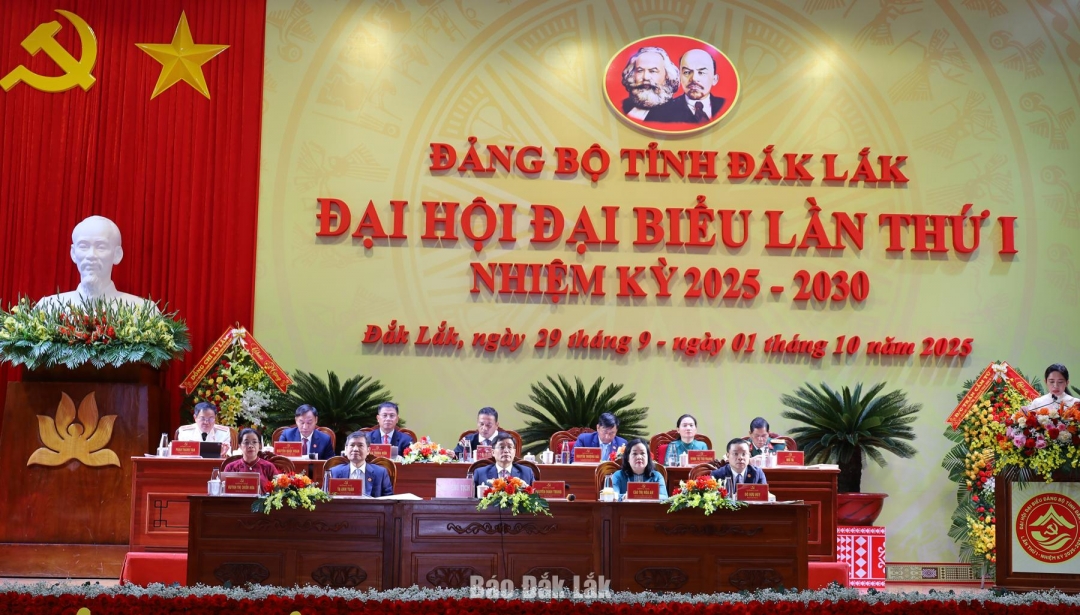 Đoàn Chủ tịch đại hội.
