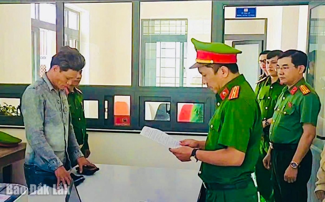 Điều tra viên bố trí tại Công an xã Sơn Thành đọc lệnh bắt bị can để tạm giam đối với Hồ Minh Trinh.