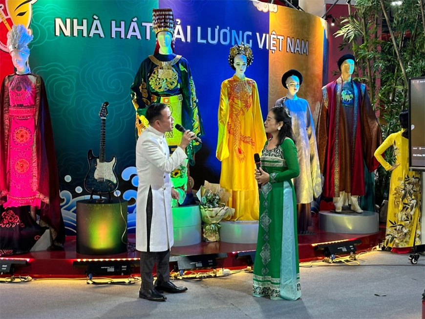 Nghệ sĩ Nguyễn Văn Đáng, Đoàn Cải lương Nhà hát truyền thống sân khấu Quốc gia Việt Nam biểu diễn cùng đồng nghiệp.