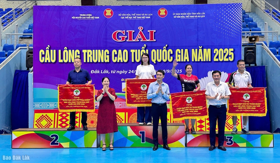 Ban tổ chức trao giải toàn đoàn cho các địa phương đoạt thành tích cao.
