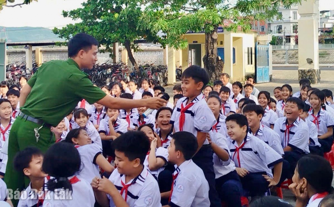 Học sinh Trường THCS Nguyễn Hồng Sơn trả lời câu hỏi tương tác về kiến thức tham gia giao thông an toàn.