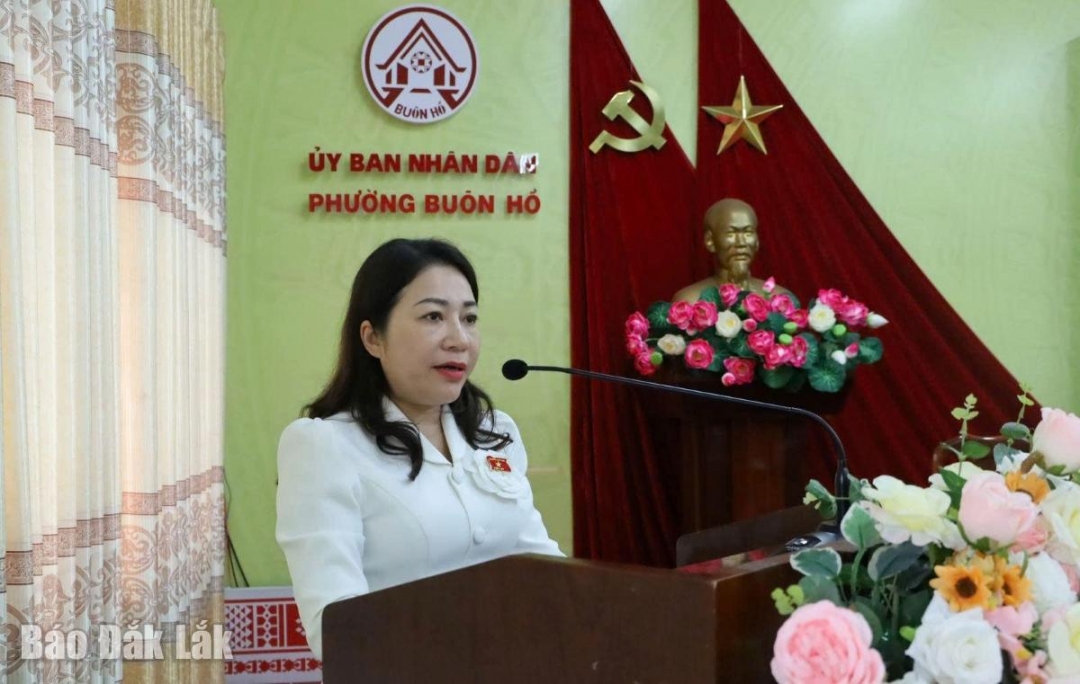 Đại biểu Phúc Bình Niê Kđăm, Phó Trưởng Ban Tuyên giáo và Dân vận Tỉnh ủy thông báo nội dung Kỳ họp thứ 10, Quốc hội khóa XV.
