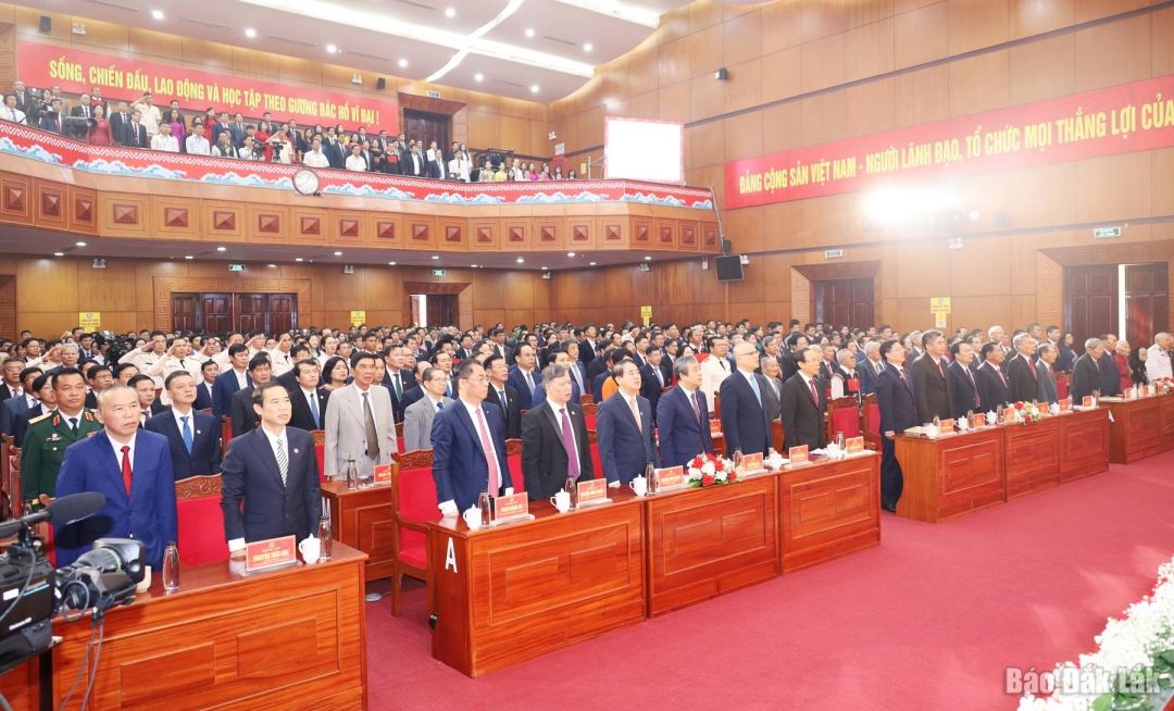 Lãnh đạo Đảng, Nhà nước và lãnh đạo tỉnh cùng các đại biểu dự đại hội thực hiện nghi thức chào cờ. Ảnh: Nguyễn Hùng