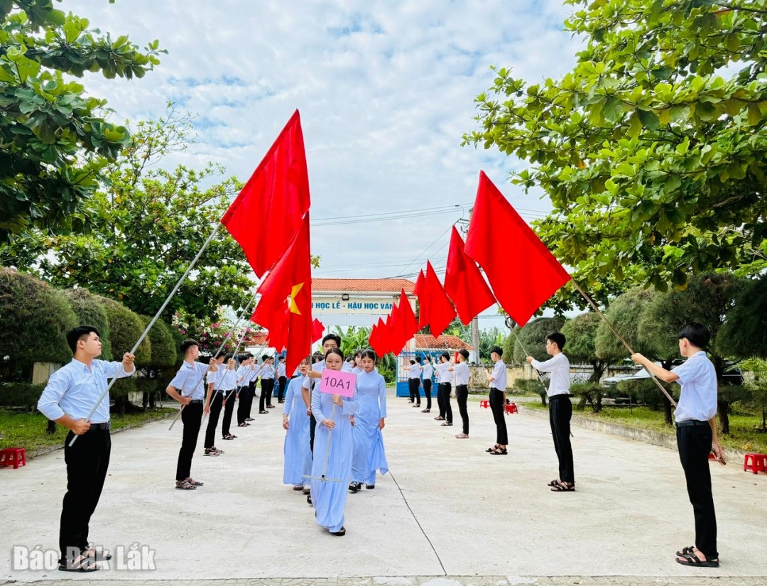 Trường THPT Trần Suyền hân hoan chào đón 400 em của khối lớp 10 vào năm học mới.