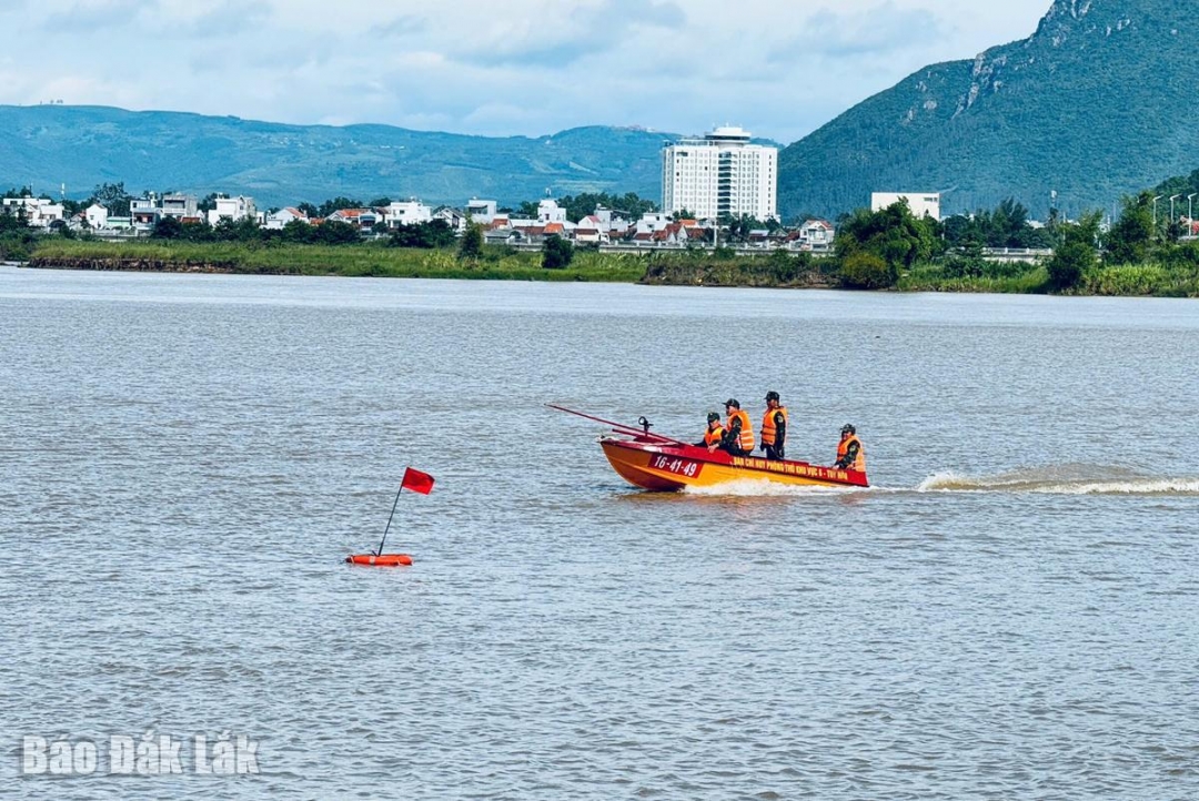 Ban Chỉ huy Phòng thủ Khu vực 6 - Tuy Hòa luyện tập cứu hộ, cứu nạn trên sông Ba.