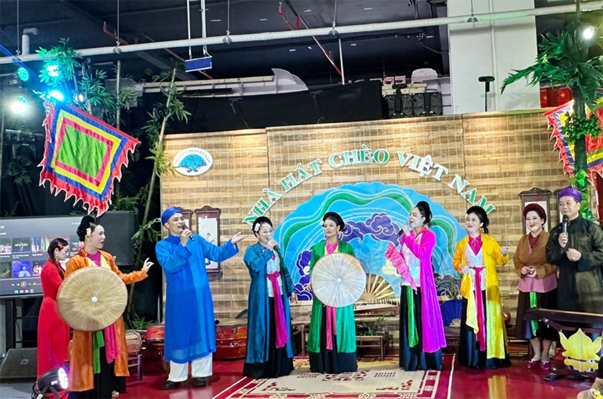 Nghệ sĩ Nông Phương Đông (phải) biểu diễn đàn Tính.