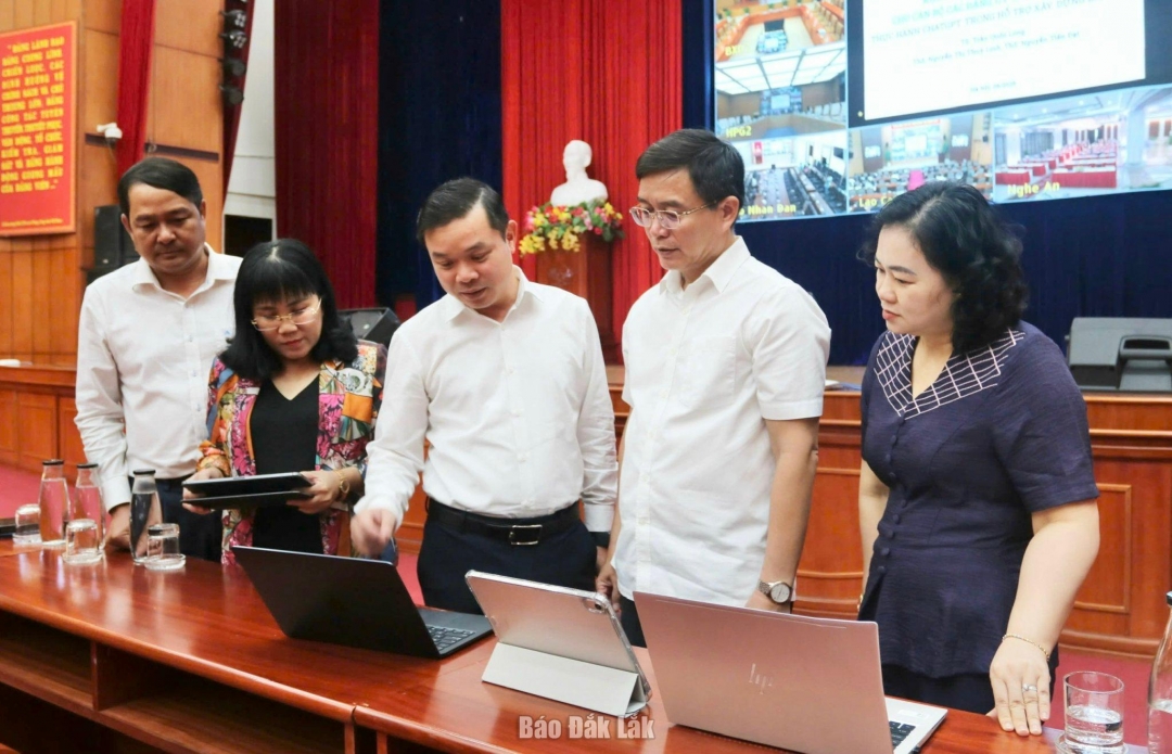 Các đồng chí Thường trực Tỉnh ủy và Ủy viên Ban Thường vụ Tỉnh ủy thảo luận về nội dung của hội nghị tập huấn ứng dụng trí tuệ nhân tạo cho cán bộ các cấp ủy và cơ quan đảng tại điểm cầu Tỉnh ủy Đắk Lắk.