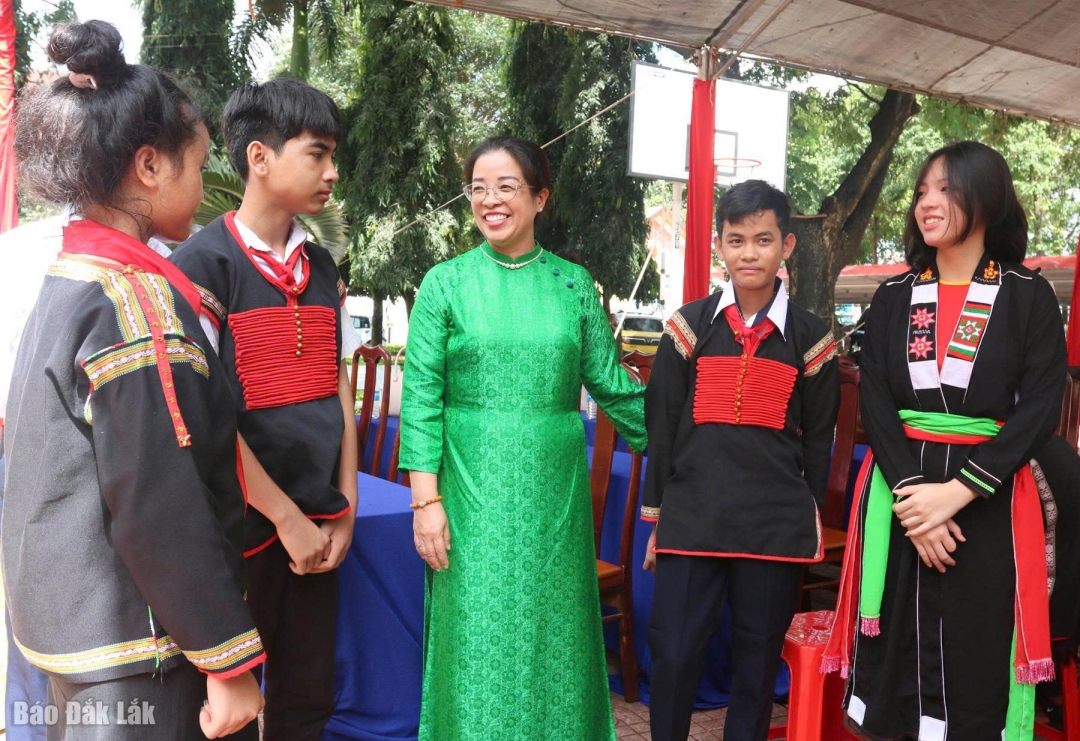 Phó Bí thư Tỉnh ủy Huỳnh Thị Chiến Hòa chung vui với thầy trò Trường phổ thông Dân tộc nội trú  THCS Buôn Ma Thuột trong ngày khai giảng năm học mới. Ảnh: Hà My