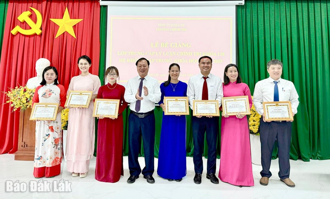 Hiệu trưởng Trường Chính trị tỉnh Huỳnh Chiến Thắng tặng giấy khen cho các học viên xuất sắc.