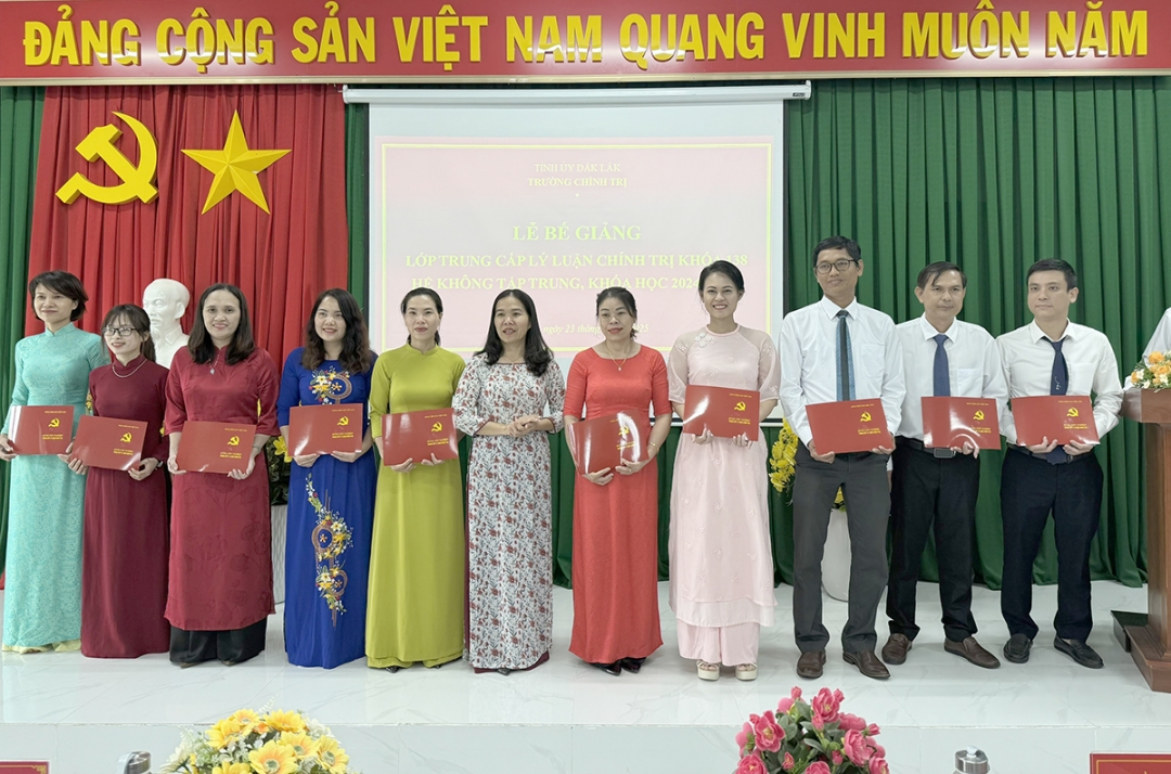 Phó hiệu trưởng Trường Chính trị tỉnh Nguyễn Thị Kim Thoa trao bằng tốt nghiệp cho các học viên.