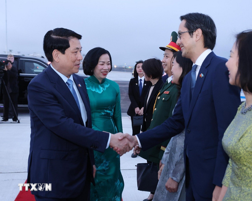 Đại sứ, Trưởng Phái đoàn Thường trực Việt Nam tại Liên hợp quốc Đỗ Hùng Việt tiễn Chủ tịch nước Lương Cường và Phu nhân tại sân bay John F. Kennedy, thành phố New York. Ảnh: TTXVN
