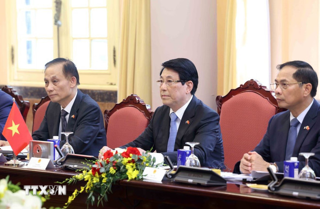 Chủ tịch nước Lương Cường và thành viên đoàn Việt Nam tại cuộc hội đàm với Toàn quyền Australia Sam Mostyn. Ảnh: TTXVN