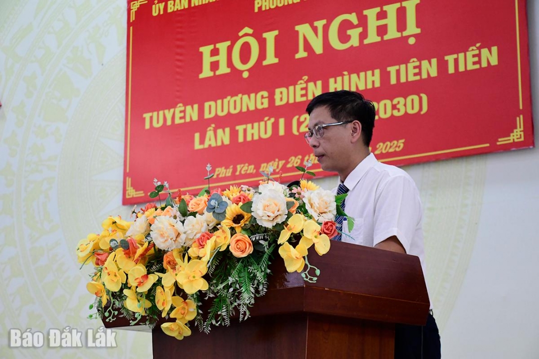 Ông Nguyễn Xuân Cảnh, Chủ tịch UBND phường Phú Yên phát biểu khai mạc hội nghị.