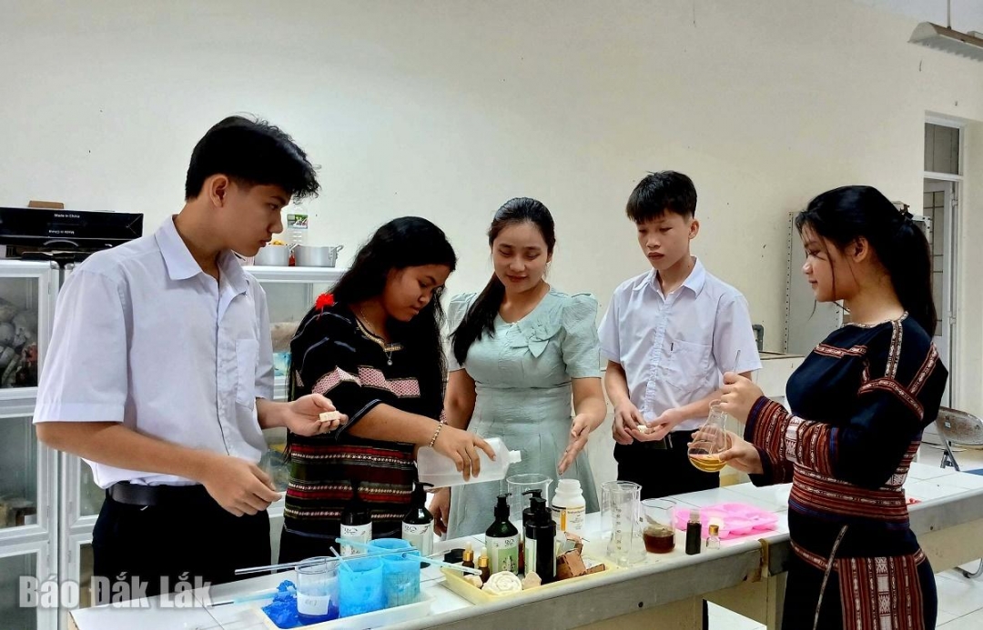 Cô và trò trong Câu lạc bộ nghiên cứu khoa học kỹ thuật Trường phổ thông Dân tộc nội trú THPT Phú Yên nghiên cứu bào chế dược liệu gội đầu. Ảnh: T. Hiếu