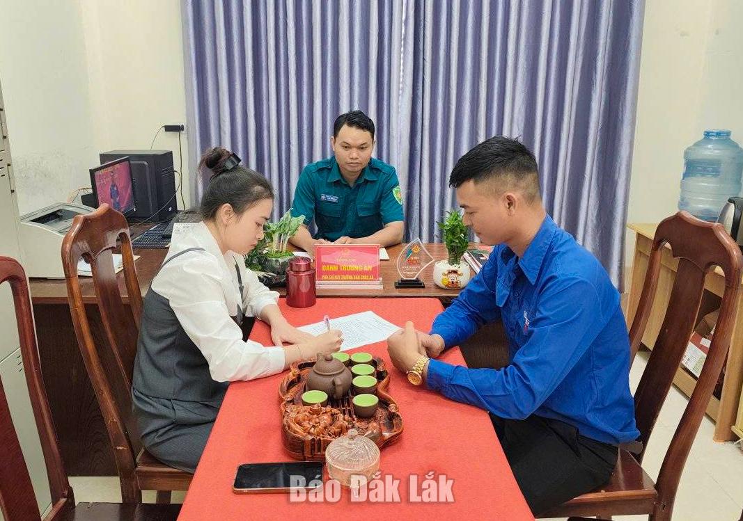 Công dân Đinh Thị Ngọc Ánh viết đơn tình nguyện nhập ngũ tại Ban Chỉ huy Quân sự xã Ea Knuếc.