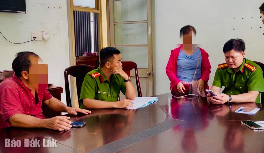 Gia đình nữ sinh V. đến trình báo sự việc tại Công an phường Tuy Hòa. Ảnh: Công an cung cấp