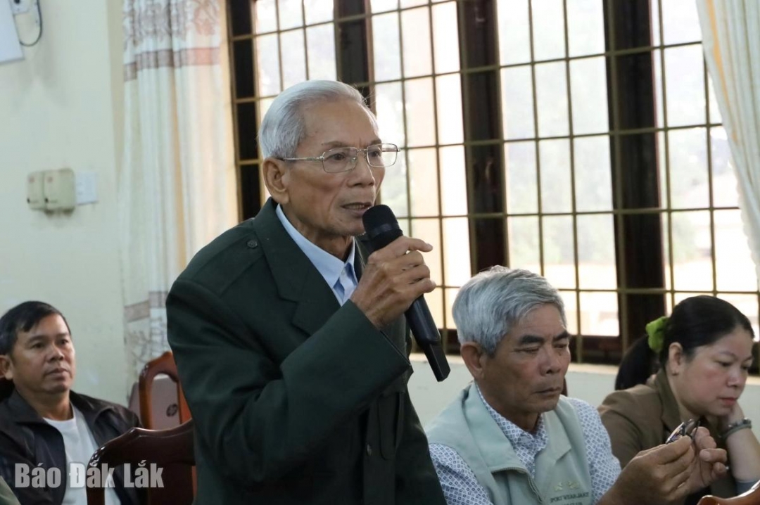 Cử tri phường Buôn Hồ nêu kiến nghị tại hội nghị.