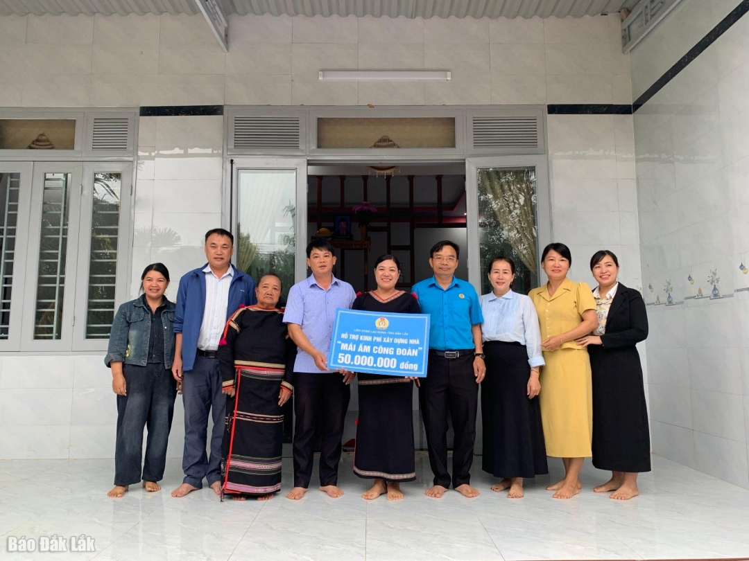 LĐLĐ tỉnh trao kinh phí hỗ trợ xây dựng nhà cho đoàn viên H Ben Mlô, xã Cư Mgar.