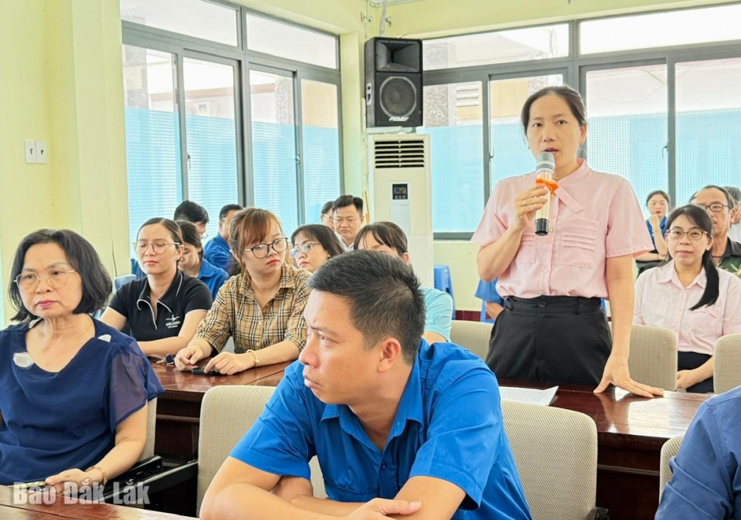 Cử tri phường Tuy Hòa ý kiến bày tỏ tâm tư, nguyện vọng tại buổi tiếp xúc cử tri của Đoàn Đại biểu Quốc hội tỉnh.